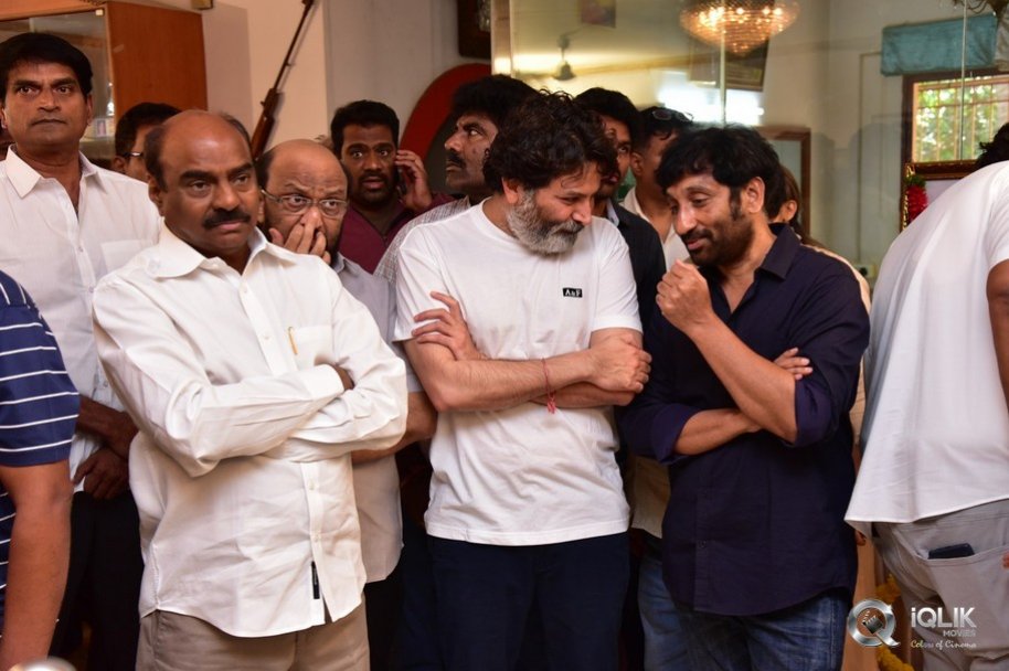 Celebrities-pay-homage-to-superstar-Krishna